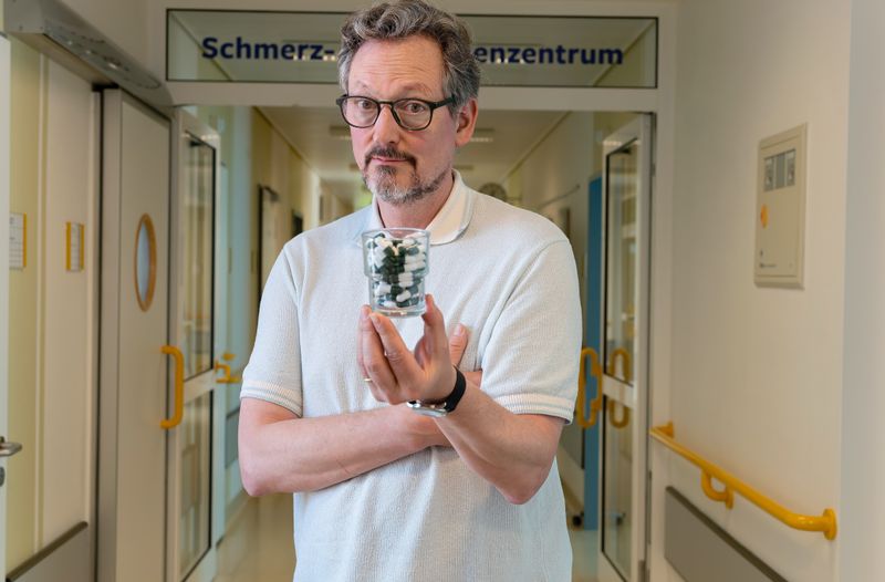 Dr. Eckart von Hirschhausen geht in der ARD-Doku "Hirschhausen und der Schmerz" den Schattenseiten der Schmerzmittel auf den Grund.