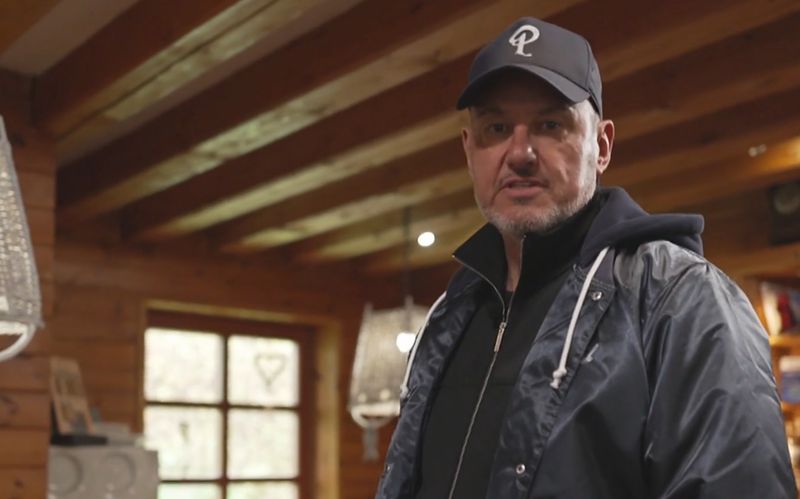 Der Gastrocoach Frank Rosin hört von den Testessern Kritik am Service.