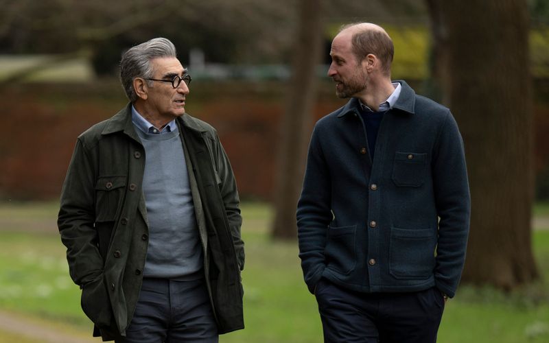 Beim gemeinsamen Spaziergang schildert Prinz William (rechts) seinem Begleiter Eugene Levy, wie er sich die Zukunft der britischen Monarchie vorstellt.