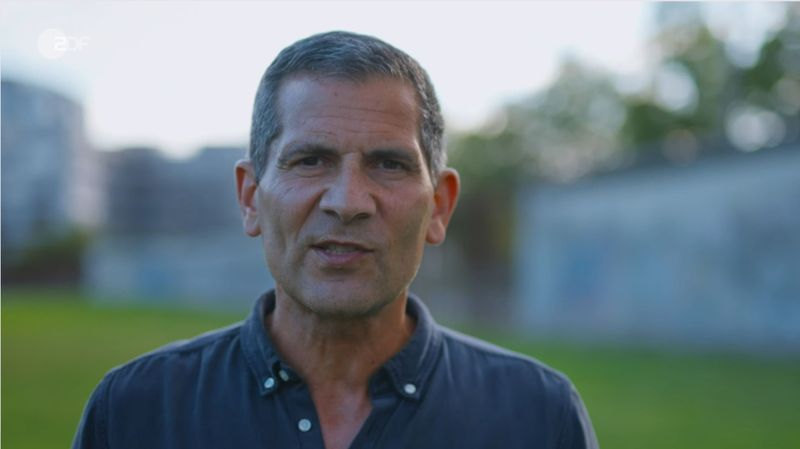 "Ist unsere Meinungsfreiheit in Gefahr?" Das ist die Leitfrage der neuen "Am Puls"-Doku mit "Morgenmagazin"-Moderator Mitri Sirin.