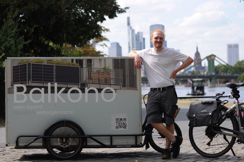 Solarboom auf Balkonien: Joschua Bauer liefert und montiert Balkonkraftwerke mit dem Fahrrad.