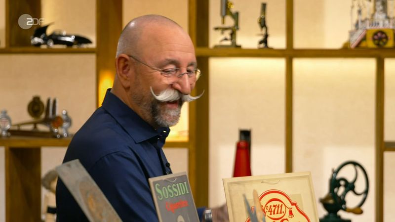 Fünf alte Werbeplakate sorgten zum Abschluss der kurzen "Bares für Rares"-Woche für ordentlich Feuer: Sowohl einige Händler als auch Moderator Horst Lichter konnten sich die ein oder andere Stichelei nicht verkneifen. Als Experte Sven Deutschmanek nicht glauben konnte, dass es Kalendersammler gibt, lachte der Moderator: "Du bist so besch..."