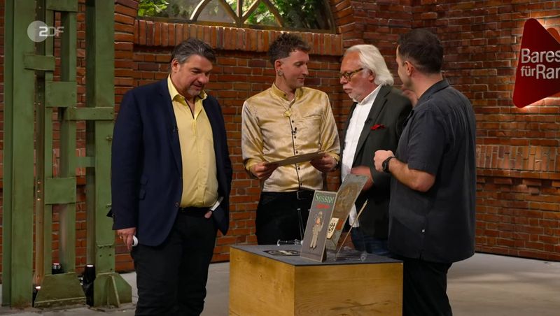 Fabian Kahl (Zweiter von links) fragte sich beim Anblick der Plakate: "Was soll denn das hier heißen?". Zum Glück wusste Friedrich Häusser (Zweiter von rechts): "Das ist das Kürzel für Pfennig." Kahl und seine Kollegen konnten sich kleine Seitenhiebe nicht verkneifen. Häusser konterte einen Vergleich mit der Bi-Ba-Bo-Figur trocken: "Geh auf deinen Platz!"