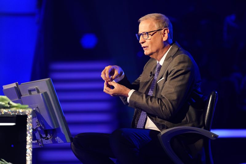 Günther Jauch gibt an mancher Stelle versteckte Hilfestellung.
