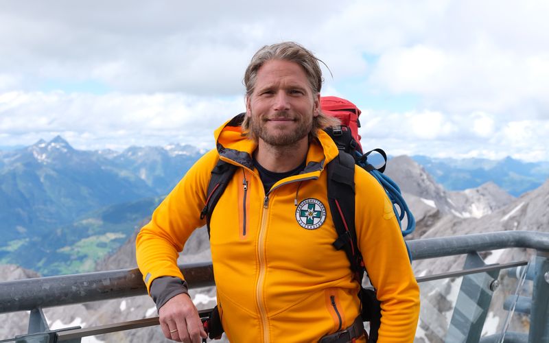 Sebastian Ströbel ist nicht nur Schauspieler und Autor, sondern auch Hauptdarsteller aus der Serie "Die Bergretter" (neue Folgen ab Donnerstag, 30. Oktober, 20.15 Uhr, ZDF) und damit ein waschechter Bergfex. Der 48-Jährige scheut (fast) keine Herausforderung. Was er an den Bergen und dem "Extremen" so liebt, verrät er im Interview.