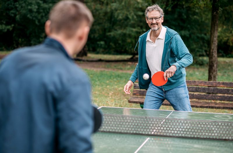Wie kann man einer Demenzerkrankung vorbeugen? Zum Beispiel, indem man einfach mal beim Tischtennis die andere Hand benutzt - weiß Rechtshänder Dr. Eckart von Hirschhausen. Diesen und andere lebensnahe Tipps hält die zweiteilige Doku "Hirschhausen und das große Vergessen" bereit.