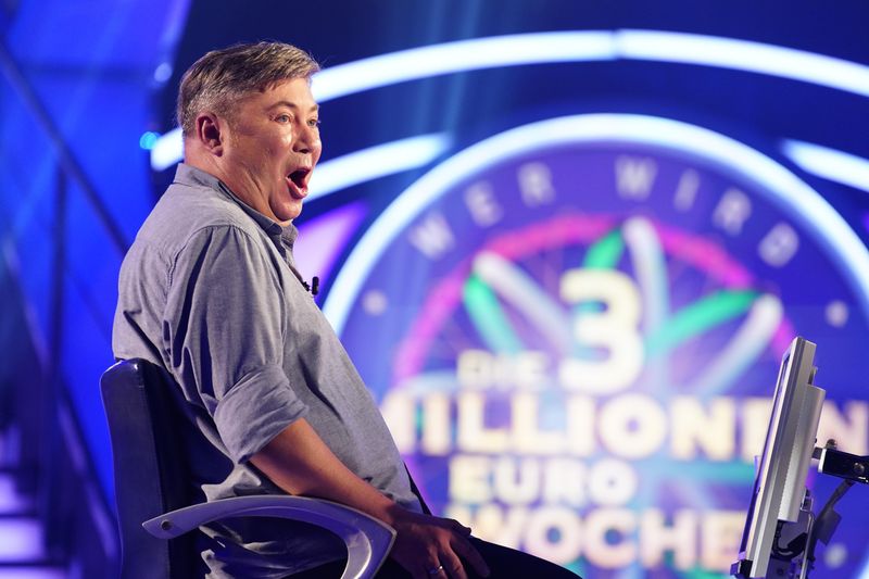 Comedian Sascha Korf traute sich bei "Wer wird Millionär?" auf den berühmt-berüchtigten Ratestuhl.
