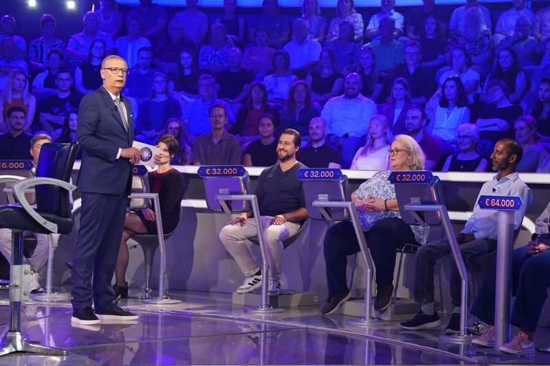 Bei Christopher Suhr (2.v.l.) hat Günther Jauch Glück: Er will nochmal auf den Ratestuhl.