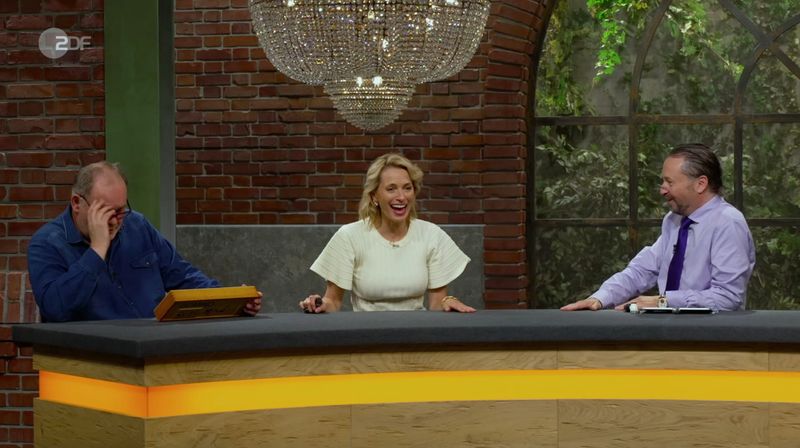 "Aber die Auflagenzahl steht hier nicht drauf", moserte Lehnertz. Händlerin Nüdling hatte sie sich jedoch gemerkt und rief: "2.000!" Pauritsch lachte: "Das ist aber ein starkes Gebot, Lisa." Lehnertz schob seiner Kollegin gar das Spiel zu und meinte augenzwinkernd: "Viel Spaß damit!" Doch Nüdling lachte wegen ihres versehentlichen Gebots nur lautstark.

