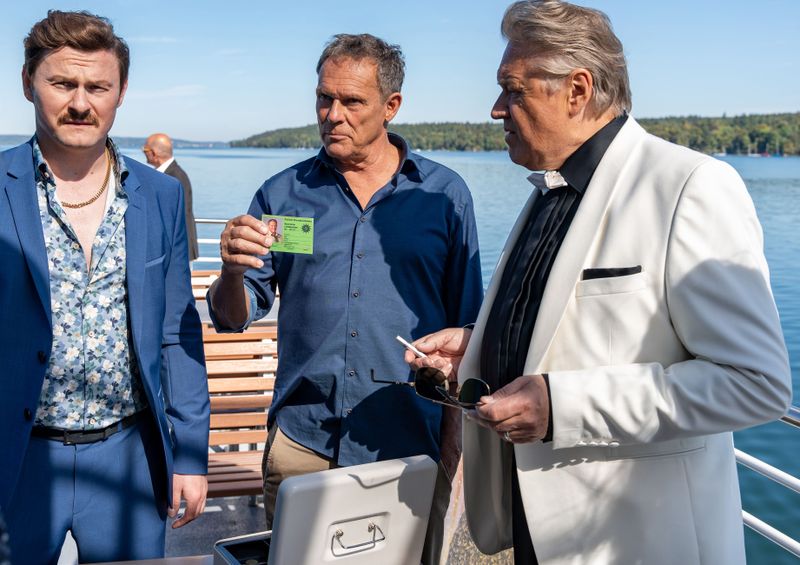 Unter der Sonne des Starnberger Sees: Hubert (Christian Tramitz, Mitte) und Girwidz (Michael Brander) geben sich vor Siggi Prechtl (Shenja Lacher, links) als Polizisten zu erkennen.