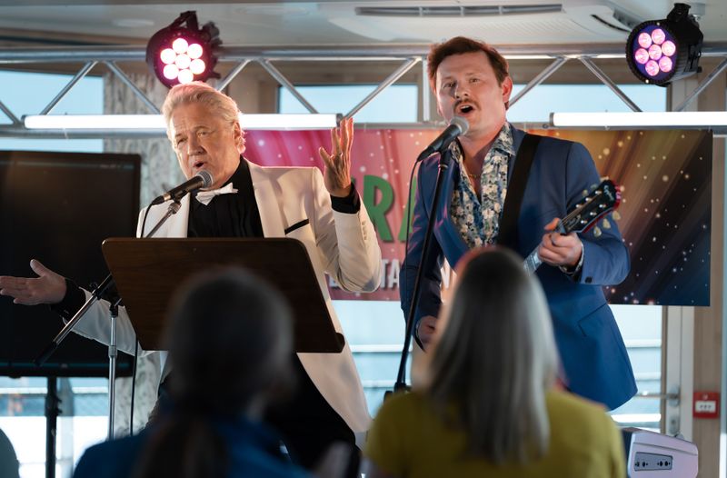 Rock'n'Roll ist anders: Bringt Girwidz' (Michael Brandner, links) engagierter Einsatz als Ersatzmusiker im Duo mit Siggi Prechtl (Shenja Lacher) den ersehnten Durchbruch?