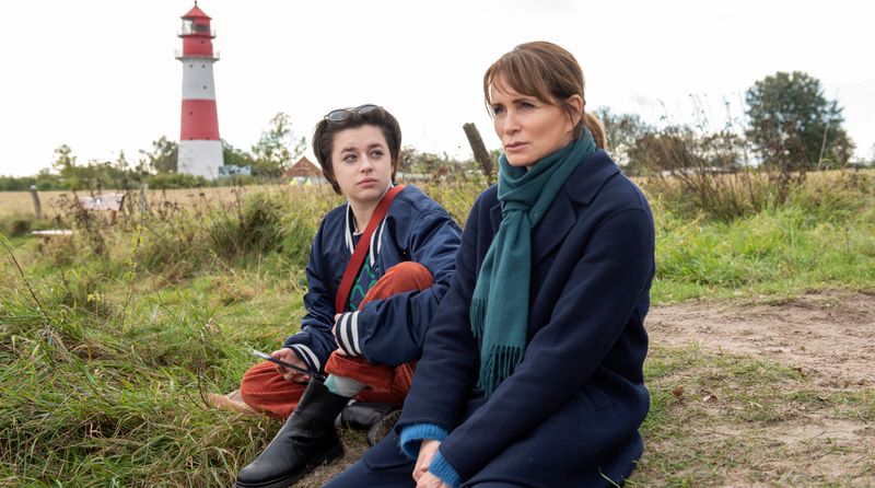 Schuldirektorin Katharina (Anja Kling, rechts) möchte Tara (Paula Schindler) helfen, auch wenn ihr die enge Beziehung zu ihrem Mann zeitweise missfällt. 