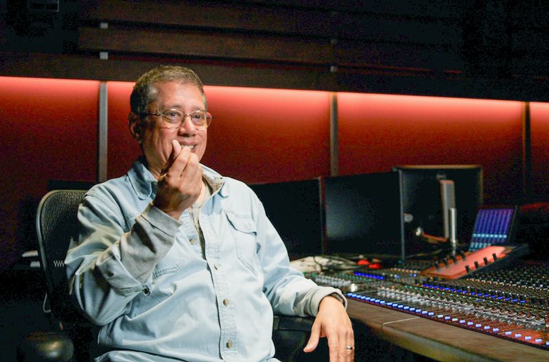 Er ist der wahrscheinlichste engste kreative Partner Roland Emmerichs: Dean Devlin, Produzent und Drehbuchautor von "Independence Day", "Stargate" und "Godzilla", lüftet für die Dokumentation einige Geheimnisse Hollywoods.