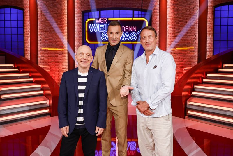 Moderator Kai Pflaume (Mitte) und seine Rateteam-Kapitäne Bernhard Hoëcker (links) und Wotan Wilke Möhring feiern mit der XXL-Sendung ihr Debüt als neues "Wer weiß denn sowas"-Team. Aufgezeichnet wurde die lange Samstagabendsendung erst vor wenigen Tagen, deutlich später also als die regulären Ausgaben, die am Montag, 13. Oktober, starten.