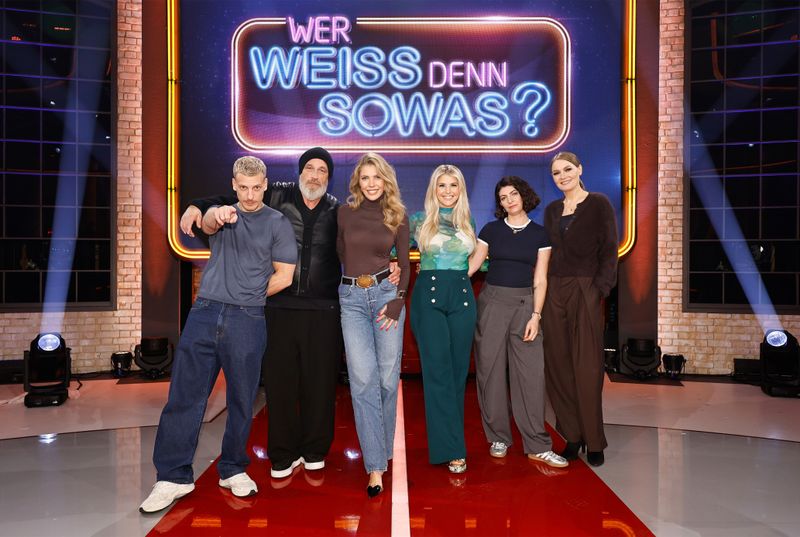 Sie sind die Gäste der ersten XXL-Ausgabe mit der neuen Besetzung, von links: Felix Lobrecht, Torsten Sträter, Victoria Swarovski, Beatrice Egli, Stand-up-Komikerin Filiz Tasdan und Martina Hill. 