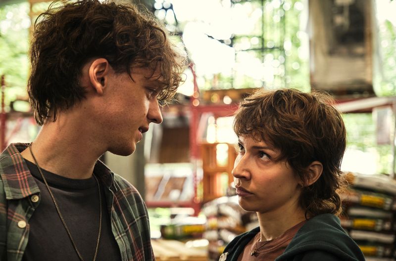 Die Mittzwanziger Mike (Jeremias Meyer) und Nisha (Amina Merai) sind schwer verliebt und wollen heiraten. Bevor die Eltern von Mike in den Campingurlaub aufbrechen, ist ein Kennenlernen geplant. Doch das gut gemeinte Treffen mit den spießig-schwierigen Eltern Mikes eskaliert.