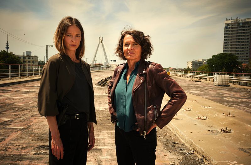 Die Kommissarinnen Lena Odenthal (Ulrike Folkerts, rechts) und Johanna Stern (Lisa Bitter) bekommen es im "Tatort: Mike & Nisha" mit einem jungen Mörderpärchen zu tun, das im Affekt die Eltern erschlagen hat. Schaffen es Mike und Nisha, die Tat im spießigen Eigenheim zu vertuschen? Oder siegen am Ende die Ermittlerinnen?