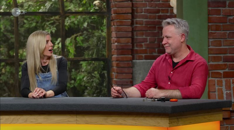 Zwei Aschenbecher aus den 1930er-Jahren sorgten in der Dienstagsfolge der ZDF-Trödelshow "Bares für Rares" mit Horst Lichter für ordentlich Wirbel im Händlerraum. Im Duell um die begehrten Sammlerstücke wurde nicht nur die Expertise verdoppelt, sondern auch kräftig ausgeteilt.