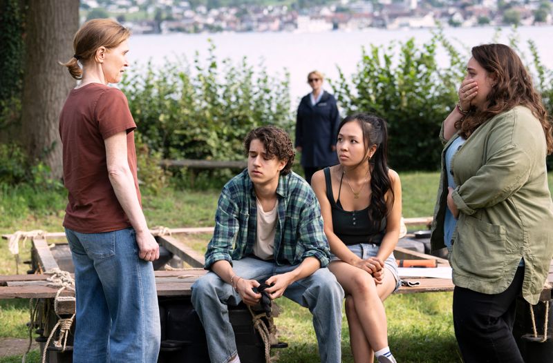 Die Sozialarbeiterin Katrin Böblinger (Judith Hofmann, links) arbeitet für das Wohnprojekt für kriminell gefährdete Jugendliche, in dem der ermordete Viktor lebte. Seine Mitbewohnerinnen und -bewohner Ben (Marven Gabriel Suarez-Brinkert), Michelle Kabisch (Andrea Guo, zweite von rechts) und Kiara Holm (Dilara Aylin Ziem, rechts) sind schockiert.