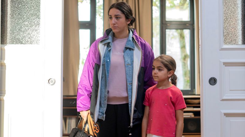 Eriks Kochschülerin Nuri (Acelya Sezer, links) hat zu Hause Probleme und muss sich immer wieder um ihre kleine Schwester Elif (Helene Salame) kümmern, weil ihre alkoholkranke Mutter nicht dazu in der Lage ist.