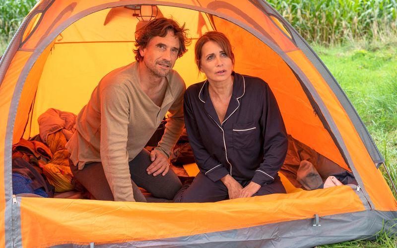 Katharina (Anja Kling) und Erik (Oliver Mommsen) im selben Zelt? Ob da mehr geht zwischen den beiden? Zumindest Erik hätte nichts dagegen.