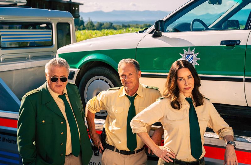 Der TV-Polizeiwagen von "Hubert ohne Staller", vor dem Reimund Girwidz (Michael Brandner, links), Franz Hubert (Christian Tramitz) und Sabine Kaiser (Katharina Müller-Elmau) hier posieren, ist im Visier der echten Polizei.