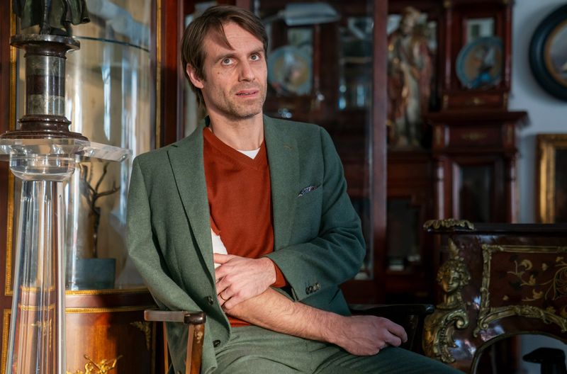 Christian Zoschitz (Konrad Singer) wurde in seinem Antiquitätengeschäft angegriffen. Wirklich helfen lassen will er sich aber nicht.