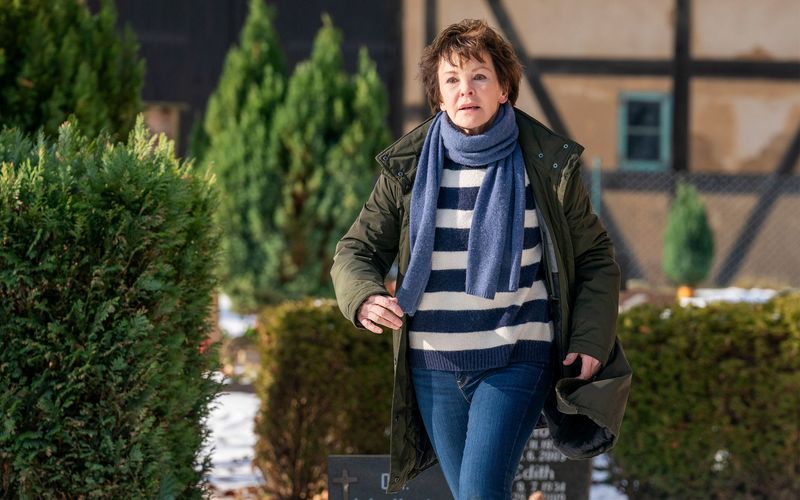 In "Sturmtief - Der Usedom-Krimi" wird Karin Lossow (Katrin Sass) Zeugin eines Autounfalls.