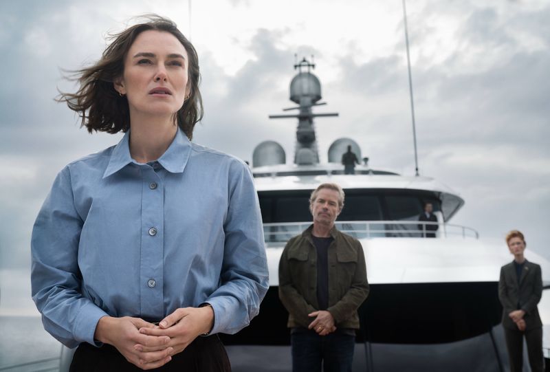 Laura (Keira Knightley) wird auf der Luxusyacht des Milliardärs Richard Bullmer (Guy Pearce) Zeugin eines Mordes. Doch niemand glaubt ihr.
