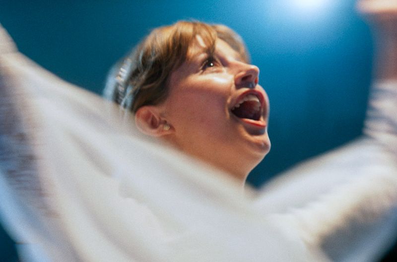 Hannah (Flora Li Thiemann) ist Mitglied einer Freikirche und hat ein Keuschheitsgelübde abgelegt. Dann trifft sie auf Max. Das Drama "Gotteskinder" erzählt ihre Geschichte.