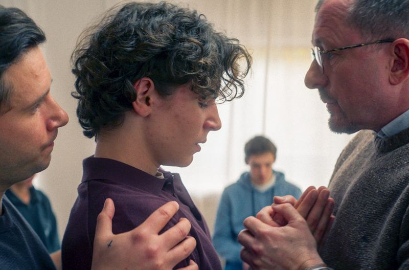 Timotheus (Serafin Mishiev) soll glauben, dass es eine Sünde ist, wenn ein Mann einen Mann liebt.