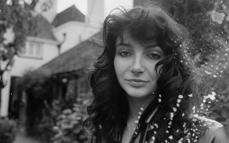 Die Ausnahmekünstlerin Kate Bush ist nur noch selten öffentlich zu sehen. ARTE widmet der Sängerin am Freitag, 10. Oktober, um 21:40 Uhr die Dokumentation "Kate Bush: Intensiv und andersartig".
