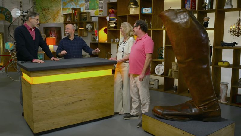 "Mein lieber Scholli, die Sprüche kommen gleich", lachte Horst Lichter, als in der Mittwochsausgabe von "Bares für Rares" ein überdimensionaler Stiefel neben dem Experten-Pult stand.