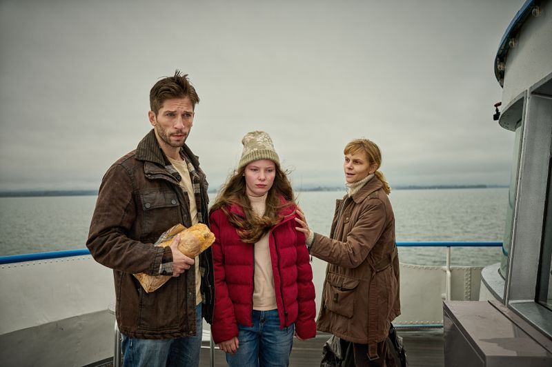 Vor ihrem Unfall war Hannah Brunner (Laeni Geiseler, Mitte) mit ihren Eltern Philipp Brunner (Slavko Popadic) und Sophia Brunner (Sinja Dieks) oft mit der Fähre zwischen der Schweiz und Deutschland unterwegs.