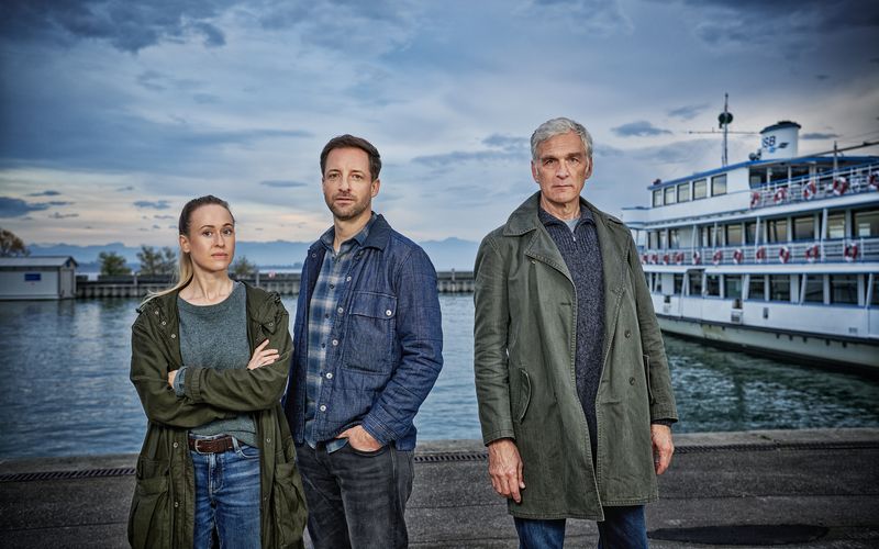 Robert Anders (Walter Sittler, rechts) ist als Ermittler eigentlich im Ruhestand. In "Der Kommissar und der See - Das fremde Kind" unterstützt er trotzdem Kommissarin Annika Wagner (Nurit Hirschfeld) und Kommissar Martin Keller (Dominik Maringer) am Bodensee.
