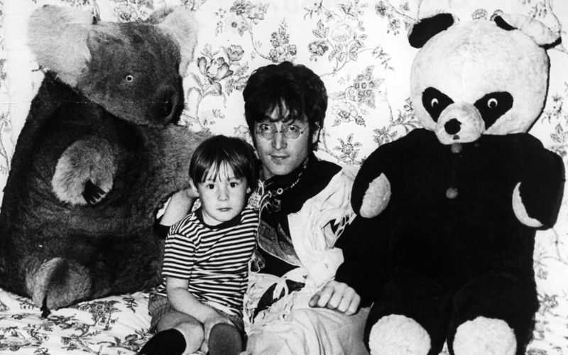 Sie haben beide am 9. Oktober Geburtstag: Es gibt leider nur wenige Fotos von John Lennon und seinem Sohn Sean. Der Ex-Beatle wurde 1980 erschossen und nur 40 Jahre alt, damals war Sean gerade mal fünf. Die Tragödie hielt Sean Lennon, der am 9. Oktober 40 wird, nicht davon ab, in die Fußstapfen seines Vaters zu treten - so wie viele andere Musikersprösslinge auch ...