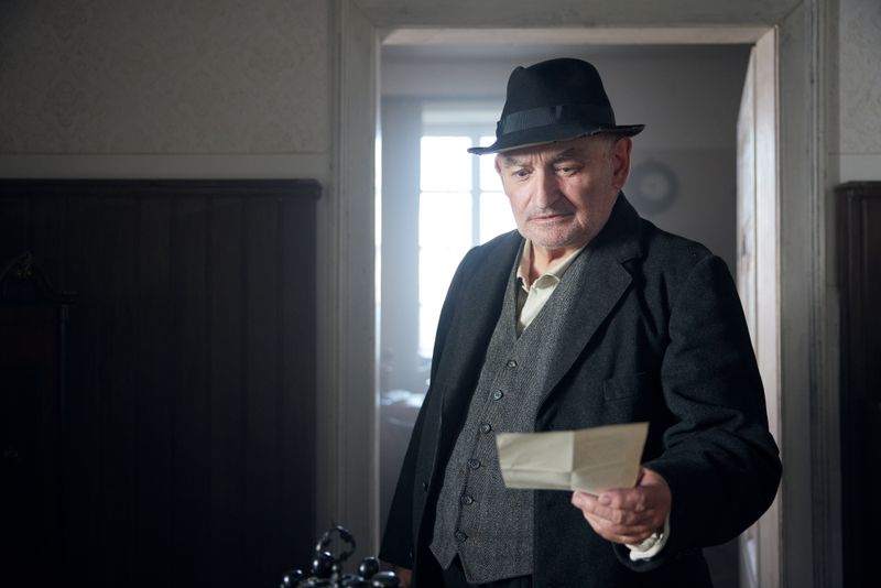 Der Bauer Silvan Heingeiger (Sigi Zimmerschied) ist der Nachbar des Schusters Julius Kraus und so etwas wie ein Freund. Als solchen bittet der Landwirt den im Schreiben talentierteren Schuster auch um seine Hilfe beim Verfassen eines wichtigen Briefes.