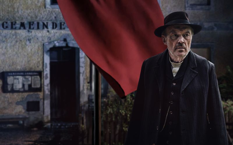 Nicht auffallen, niemandem etwas schulden: Der Schuster Julius Kraus (Josef Hader) ist der Protagonist des Zweiteilers nach Oskar Maria Grafs Roman "Unruhe um einen Friedfertigen".