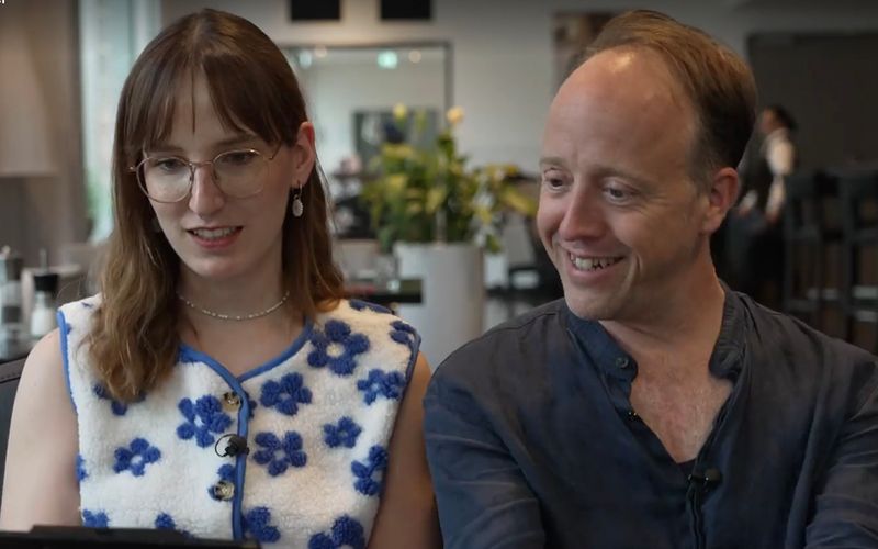 "Klingt aufregend": Lina und Nico studieren Maries Speisekarte.