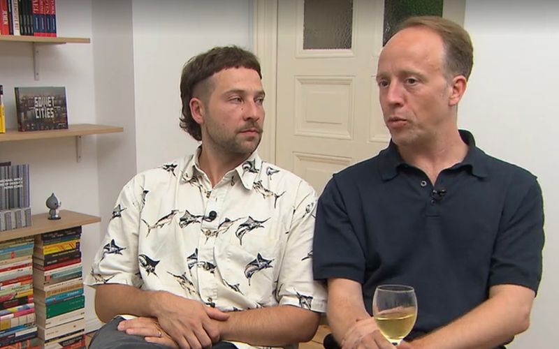 Dustin (l.) meckert über Maries Dessert, Nico liebt es.