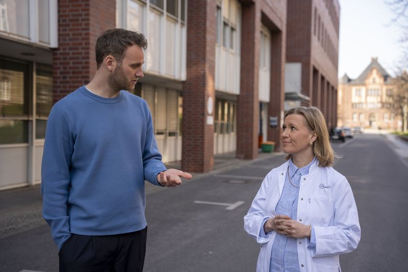 Laura Hatzler von der Charité Berlin weiht Leon Windscheid in die Geheimnisse von Orgasmusschwierigkeiten ein.