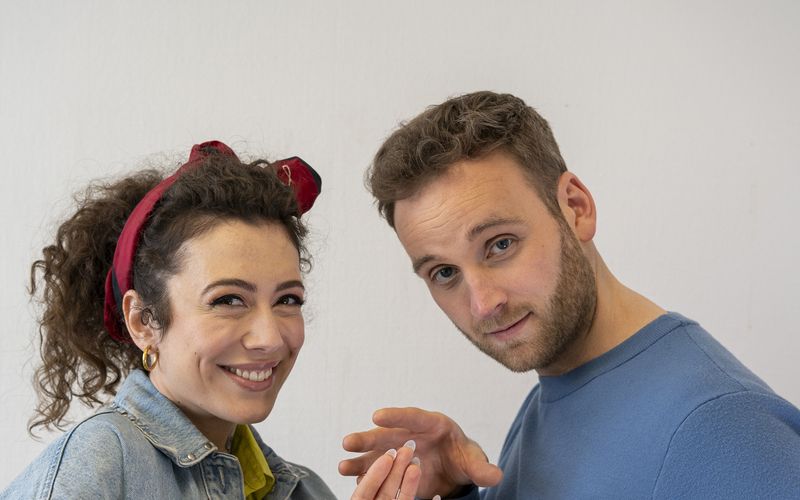 Leon Windscheid und Leila Lowfire haben keine Scheu, die Details der menschlichen Anatomie beim Namen zu nennen.