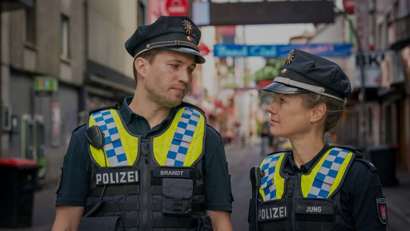 Am Montag startet die neue Staffel von "Notruf Hafenkante". Dann ist auch Rhea Harder-Vennewald (mit Raúl Richter) wieder dabei. 
