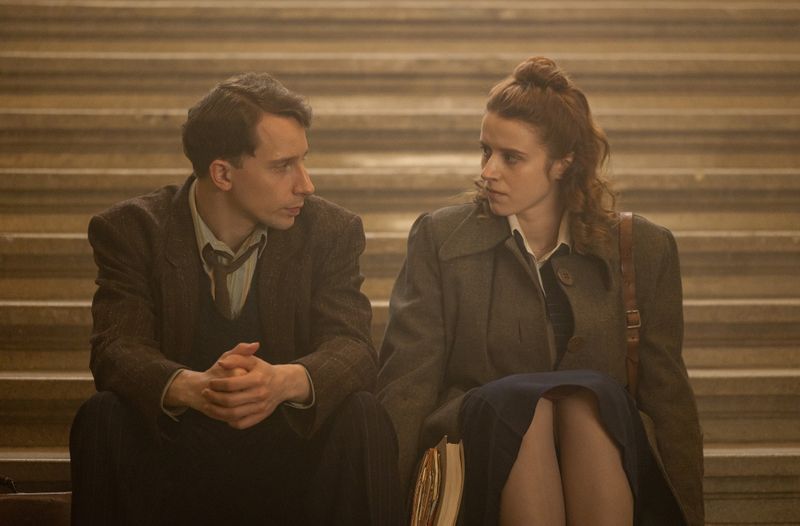 Was machen wir eigentlich hier? Seweryna Szmaglewska (Katharina Stark) und Ernst Michel (Jonathan Berlin) sitzen voller Zweifel auf den Treppen des Nürnberger Justizpalastes.