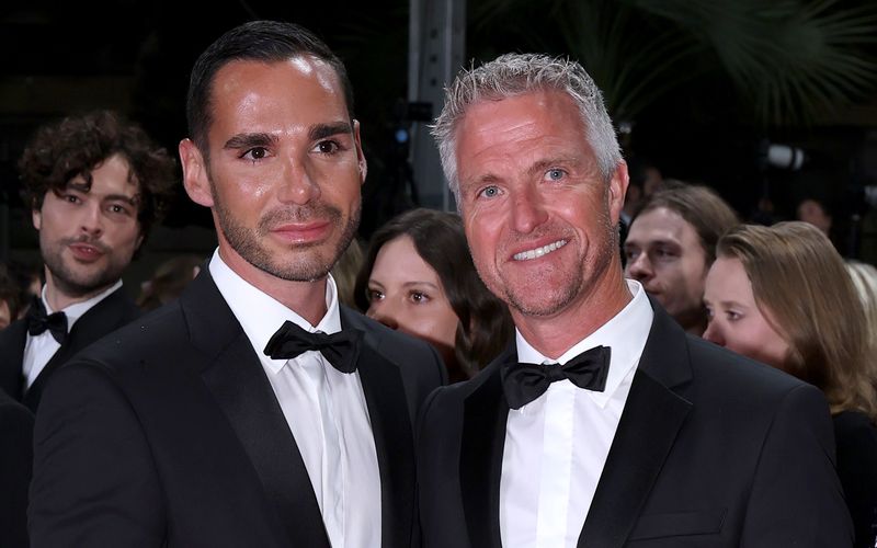 Coming-out mit Pärchenbild: Bei Instagram teilte Ralf Schumacher im Juli 2024 ein Foto von sich und seinem Lebenspartner. Bereits zwei Jahre sei der frühere Formel-1-Fahrer glücklich liiert, ließ seine Freundin Carmen Geiss wissen, bevor er sich als homosexuell outete. 2025 zeigte sich das Paar auch gemeinsam auf dem rotn Teppich in Cannes. 