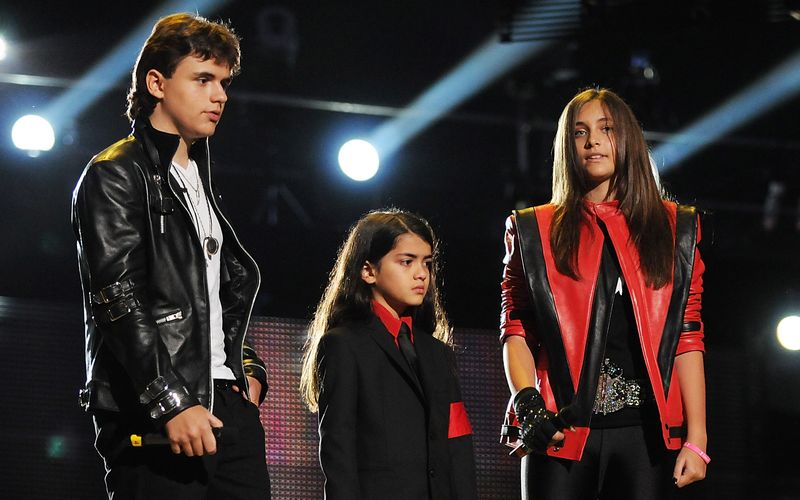 Er war einst ein Wunderkind, wurde dann zum Weltstar und nahm schließlich ein tragisches Ende. Im Juni 2009 starb Michael Jackson an einer Überdosis des Narkosemittels Propofol. Damals trauerte die gesamte Welt mit seinen drei Kindern, Paris, Prince Michael und Prince Jackson. Wir zeigen, was die Jackson-Sprösslinge heute machen.  