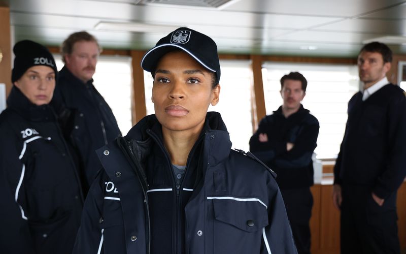 In "Der Bremerhaven-Krimi: Geschäft mit dem Tod" spielt Cynthia Micas (Mitte) abermal die Zöllnerin Lisa Cunningham.
