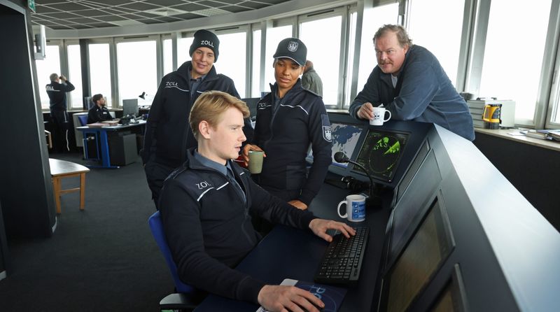 Katta Strüwer (Elena Uhlig, links), Sven-Erik Dröse (Lukas Zumbrock, zweiter von links), Lisa Cunningham (Cynthia Micas) und Gero von Bernbeck (Bernd Hölscher) überprüfen einen Hinweis, wonach ein Containerschiff Teile für eine Waffenfabrik schmuggeln soll. 