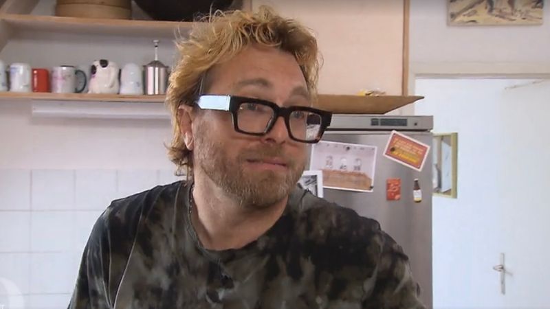Liebenswerter schräger Vogel: Künstler Stephen ist der Gastgeber von Tag 4 in Berlin.