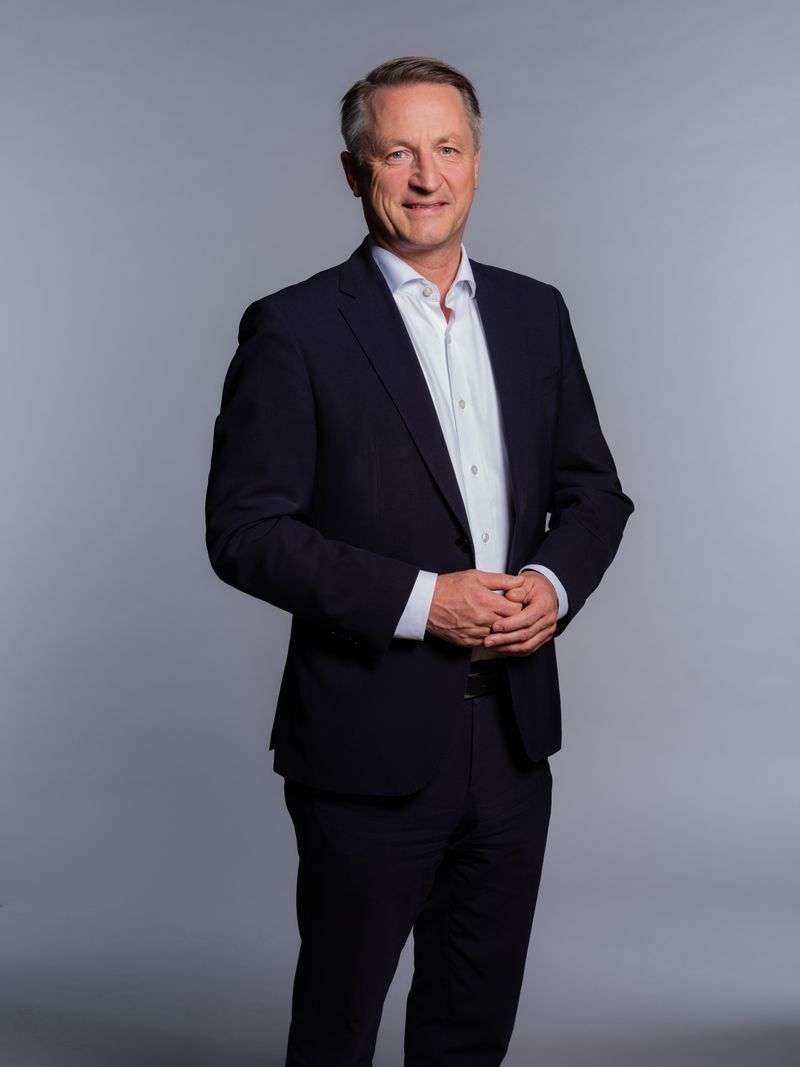 Nikolaus Blome, geboren 1963 in Bonn, ist einer der profiliertesten deutschen Journalisten und Kommentatoren. Seit 2020 leitet er das Politik- und Wirtschaftsressort bei RTL und ntv. Zuvor war er unter anderem bei Die Welt, Bild und Spiegel. Er ist vielfach preisgekrönt und lebt bei Berlin.